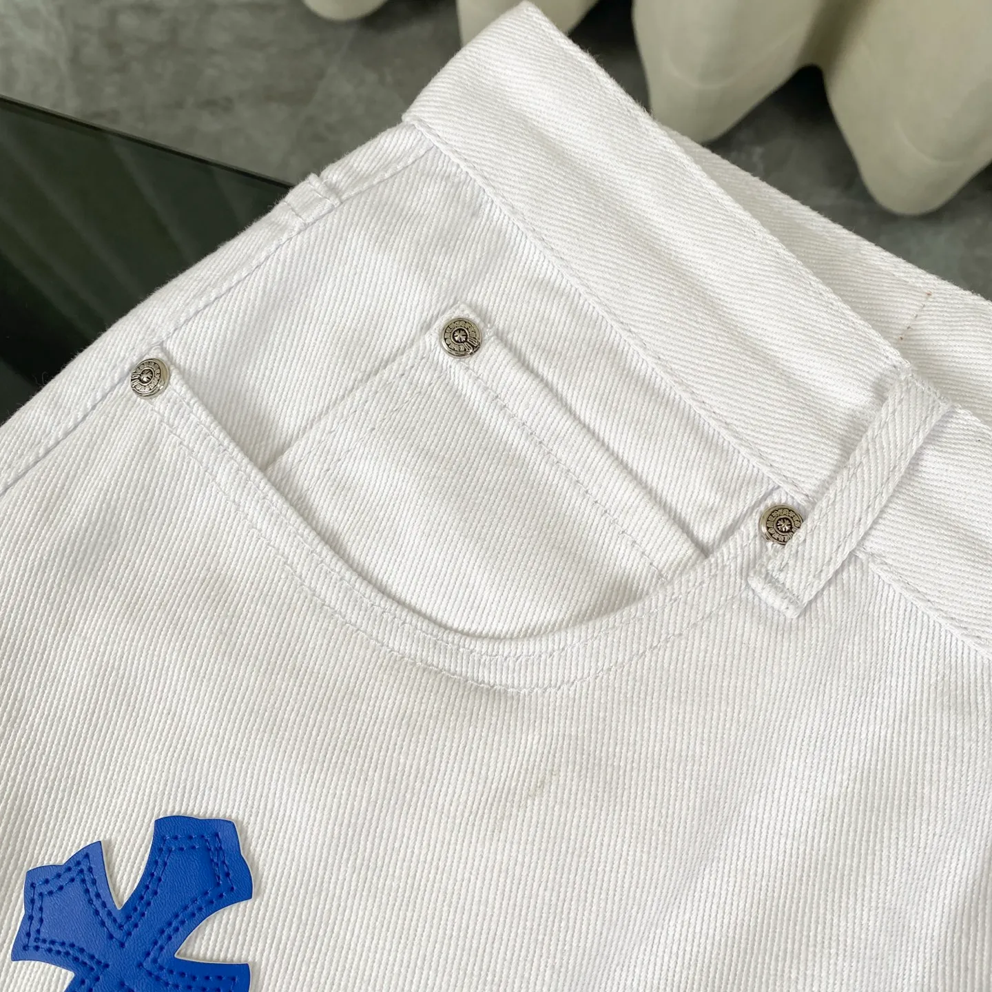 🅿️280 [Strongest version] Chroe Hets CH Chroe Hets CH white dark and light blue leather label jeans Customized metal buckle Legs washed distressed ripped hem ceiling-level jeans ‼ About Zangyin✅This is an extremely luxurious fashion brand that can also be called the aristocrat of the high street. It has always been an exclusive brand for some hipsters or the rich second generation. Compared with ordinary high streets, it is more luxurious and noble. Compared with luxury brands, it is more fashionable and individual. Top heavy industry fashion design✅Consistently high street luxury style creation. Speaking of this style, the Zangyin family and the GU family are definitely among the leading representative brands. Especially the Zangyin family's creation of high street style has really achieved an effect of transformation. The color of this model is already very eye-catching by using a unique washed material. It is decorated with pink patchwork cross flowers, which cleverly highlights the charm of the brand. Secondly, this model adopts a classic high-waist cut design, which highlights the long legs and fashionable temperament of the upper body. The brand is highly recognizable and the slim-fitting configuration is more suitable for daily wear. The personality will be fashionable and the specifications can be seen at a glance. Materials and technology ✅ Needless to say, this point goes without saying. As an excellent craftsman brand, Zangyin's requirements for details and craftsmanship are really perfect. The washed color of this model has gone through a lot of processes, not to mention the embellishment of the denim appliqués. It is also purely handmade and sewn. Just like what they believe in, only handmade things have soul and have the meaning of wearing. A top-notch heavy-duty fashionable denim item, recommended by both hands‼   Size: 28 30 32 34 equivalent to S-XL